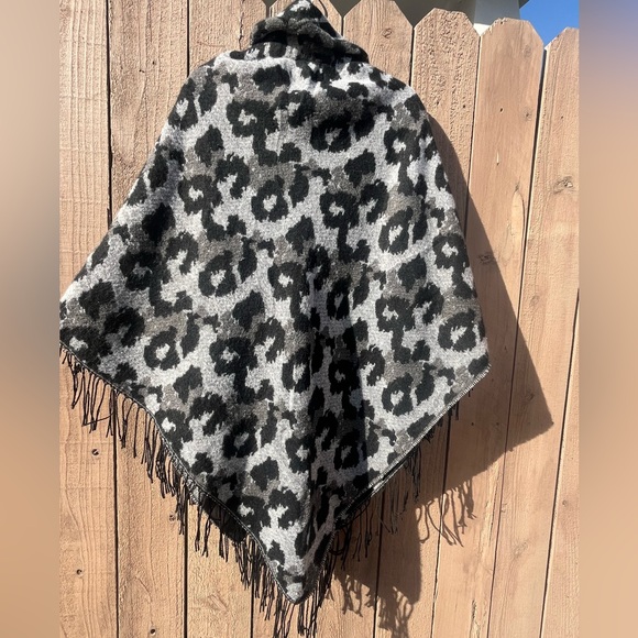 Gray & Black Animal Print Andrew Marc Poncho - Picture 6 of 7